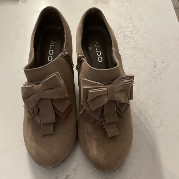 Aldo Faux Suede Size 40/9.5 Heels With Bows - Picture 3 of 6